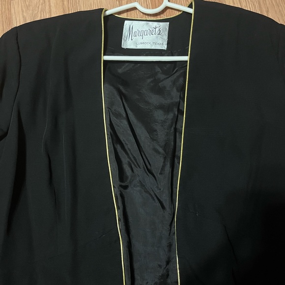 Elegant black blazer with gold lining - Picture 3 of 4